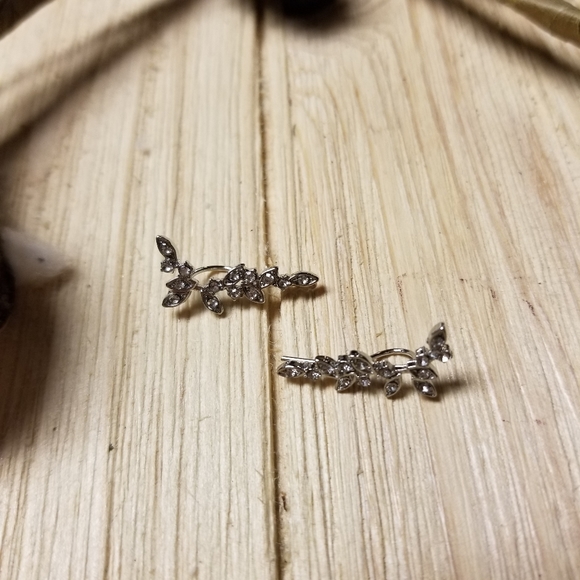 🌿🌿Gorgeous Leaf Ear Climbers in SILVER 🌿🌿 - Picture 8 of 12